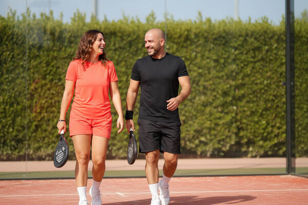 How to Invite Someone to Play Padel Without Pressure