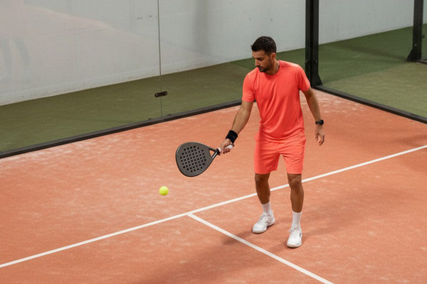 Cómo jugar contra el cristal en el pádel