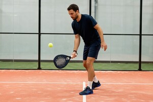 ¿Puede la pelota golpear la valla tras un saque en el pádel?