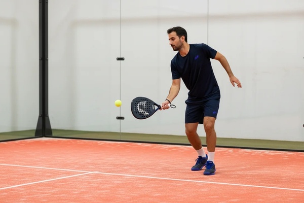 ¿Puede la pelota golpear el cristal tras un saque en el pádel?