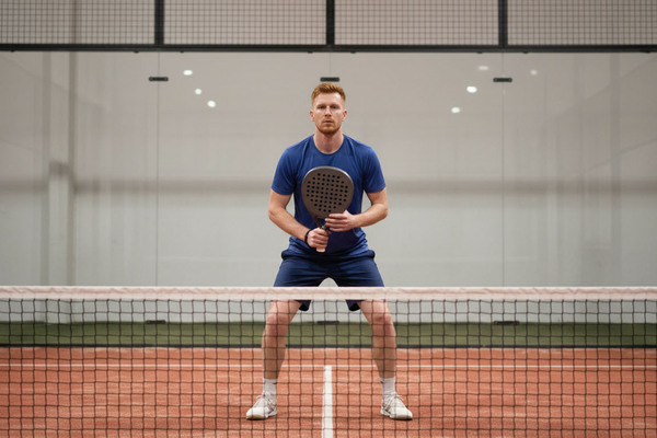 Første slag i padel: Tips til teknik og placering
