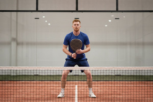 Første slag i padel: Tips til teknik og placering
