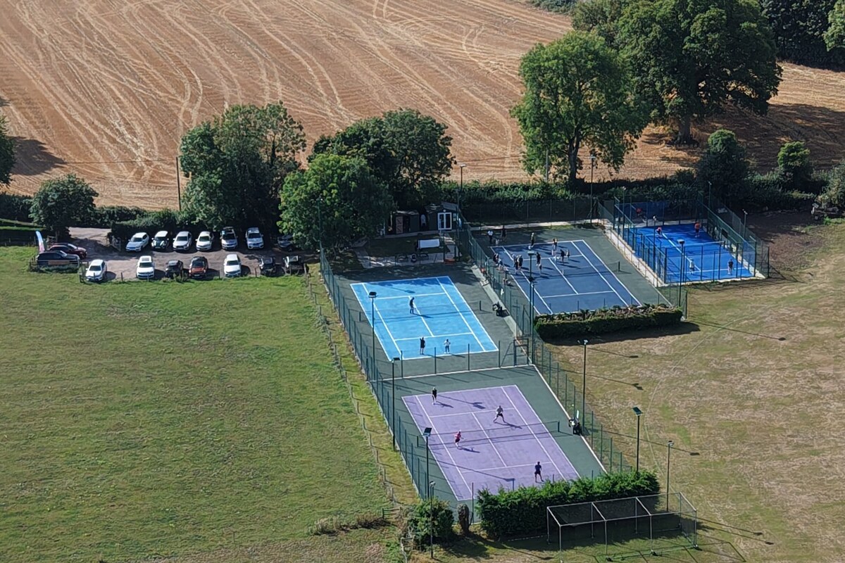 Lacey Green & Loosley Row Padel & Tennis