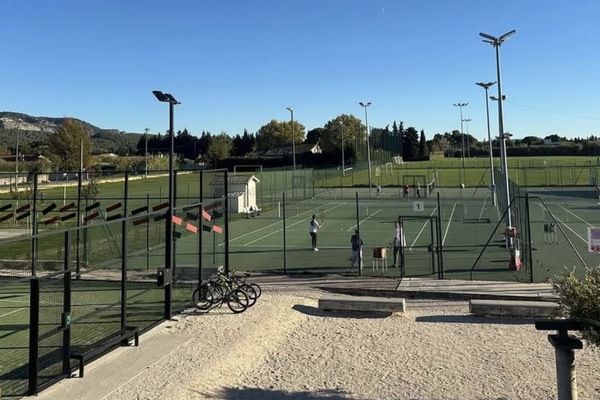The club features 1 padel court alongside 3 illuminated outdoor tennis courts with porous concrete surfaces. The padel court is available through the club’s padel membership programme, while court rental and equipment rental have been offered through the Ten’Up platform. The facilities also include a clubhouse, showers and sanitary facilities.