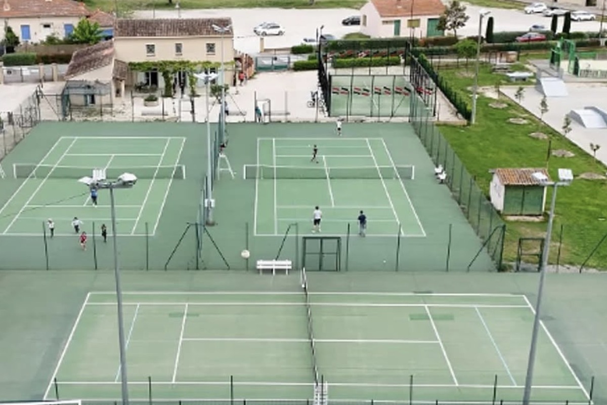 The club features 1 padel court alongside 3 illuminated outdoor tennis courts with porous concrete surfaces. The padel court is available through the club’s padel membership programme, while court rental and equipment rental have been offered through the Ten’Up platform. The facilities also include a clubhouse, showers and sanitary facilities., White Horse (2)