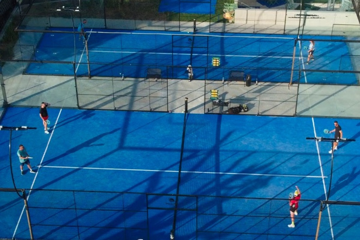 Squadra Padel, Distracted (2)